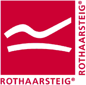 Das Logo des Rothaarsteigs. Ein auf dem Bauch liegendes weißes R auf rotem Grund.