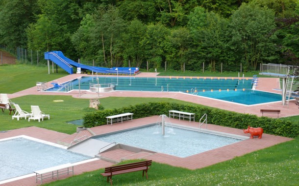 Ein Bild des Schwimmbeckens im Waldschwimmbad Oberscheld