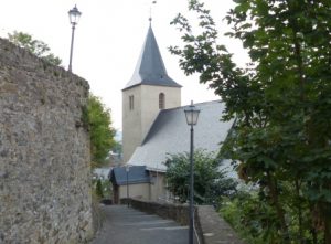 Die Evangelische Stadtkirche von der Schlosstreppe aus