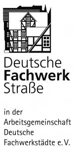 Das Logo der Deutschen Fachwerkstraße dient als Navigationselement und führt zur Seite der Deutschen Fachwerkstraße. Das Logo ist in schwarz und weiß gestaltet und zeigt Fachwerkhäuser und Teile von Fachwerkhäusern. Darunter steht "Deutsche Fachwerk Straße in der Arbeitsgemeinschaft Deutsche Fachwerkstädte e. V."