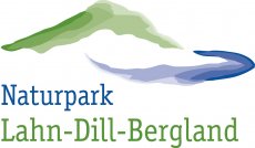 Das Bild dient als Navigationselement und führt zum Internetauftritt https://www.lahn-dill-bergland.de/. Das Logo des Naturparks Lahn-Dill-Bergland beinhaltet einen stilisierten Hügel in verschiedenen ineinanderfließenden Grüntönen auf der linken Seite und ein Fluss in verschiedenen Blautönen auf der rechten unteren Seite. Darunter steht in blau "Naturpark" und darunter in grün "Lahn-Dill-Bergland".