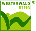 Das Bild dient als Navigationselement. Die Verlinkung führt zum Internetauftritt www.westerwald.info/westerwaldsteig.html. Das Logo des Westerwaldsteiges ist nur in Grüntönen und in weiß gehalten. Es ist quadratisch und am oberen Rand steht "Westerwaldsteig" Wobei Wester, Wald und Steig jeweils in anderen Grüntönen gefärbt sind. Darunter sind zwei stilisierte Hügel in Hellgrün zu erkennen, auf denen ein dunkelgrünes W abgebildet ist. 