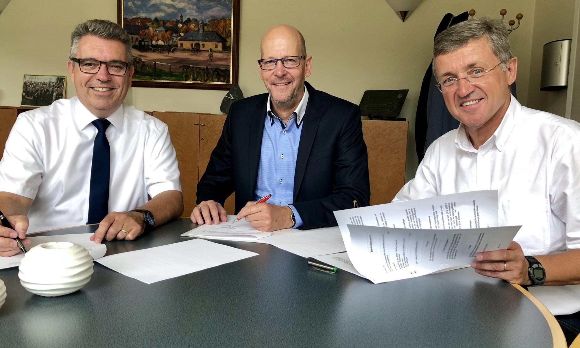 Drei Bürgermeister unterschreiben den Vertrag