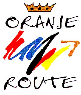 Das Logo der Oranier Route dient als Navigationselement und führt zur Seite https://www.germany.travel. Das Logo behinhaltet ganz oben eine orangefarbene Krone mit drei Punkten. Zentriert darunter in schwarzer "Handschrift" das Wort Oranje. Es folgt darunter eine gezackte Linie, die zunächst rot ist, dann blau wird, und darauf hin in schwarz, rot und gelb übergeht. Den Abschluss der Linie bildet eine orangefarbene Pfeilspitze an der rechten Bildseite. Ganz unten steht noch das Wort Route, ebenfalls in Handschrift.