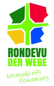 Das Logo dient als Navigationselement und führt zur Seite www.rondevu-der-wege.de. Das Logo sieht aus wie eine Wegkreuzung in hellgrün, von der ein Weg in jede Himmelsrichtung abgeht. Die Flächen zwischen den Wegen sind mit farbigen Feldern gefüllt: Links oben in dunkelgrün, rechts oben in rot, links unten in gelb und rechts unten in blau. Darunter steht in dunkelgrün "Rondevu" und in hellgrün darunter "der Wege Westerwald trifft Rothaarsteig" 