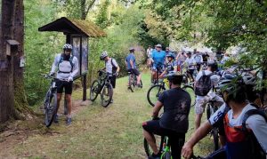 Die Teilnehmer der Mountainbiketour 2018 am Portal des Waldlehrpfades