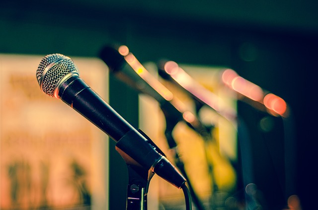 Mehrere Mikrofone sind nebeneinander aufgereiht. Quelle: Pixabay