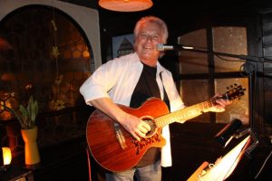 Das Bild zeigt Micha Habicht mit seiner Gitarre