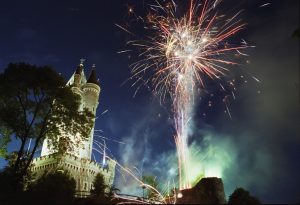 Das Bild zeigt auf der linken Seite den beleuchteten Wilhelmsturm sowie Feuerwerksfontänen, die etwa in der Bildmitte zu sehen sind. Mit einem Klick auf das Beitragsbild gelangen Sie zum ganzen Artikel