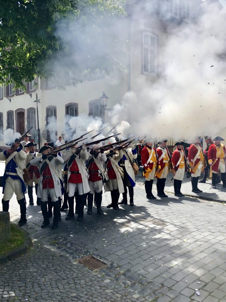 Soldaten des 18. Jahrhunderts bei der Darstellung eines Straßengefechts in der Wilhelmstraße