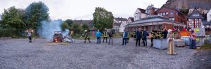 Feuerwehr und Besucher der Stadtführung "Feuer in Dillenburg" löschen eine Hütte