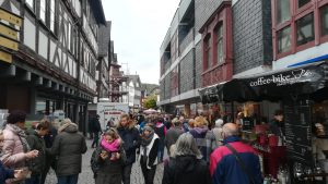 Ein Bild von Besuchern des Hubertusmarktes in Dillenburg; zu sehen sind Stände, Geschäfte und Menschen in der Fußgängerzone