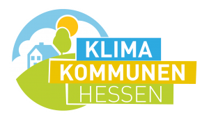 Logo Klima Kommunen Hessen: Links ein Kreis in dem die Grafik eines Hauses und Bäumen zu sehen sind. Rechts drei Banner, die in den Kreis hineinragen und auf denen die Worte "Klima" "Kommunen" "Hessen" stehen.