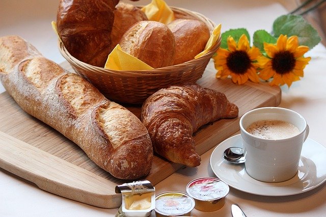 Brot, Croissants, Kaffee und Sonnenblumen; Quelle Pixabay