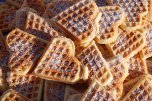 Mit Puderzucker bestäubte Waffelherzen