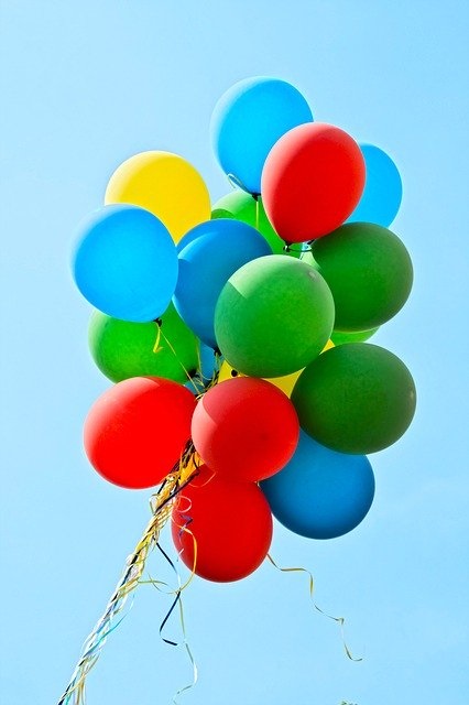 Eine Traube von bunten Luftballons, die in den Himmel steigt Quelle: Pixabay
