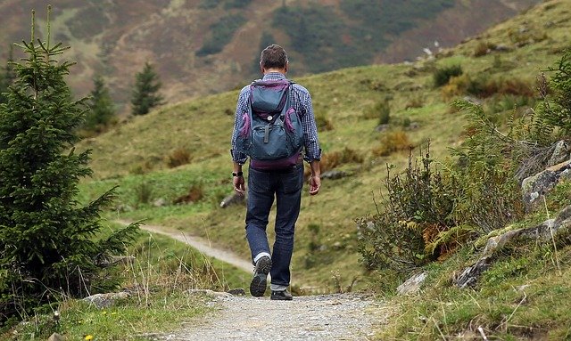 Ein wandernder Mann in der Natur Quelle: Pixabay