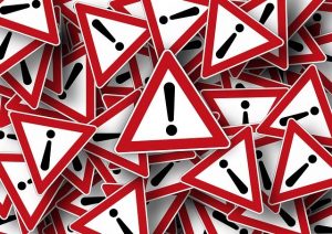 Achtung! Viele dreieckige Verkehrsschilder mit rotem Rand und einem schwarzen Ausrufezeichen Quelle: Pixabay