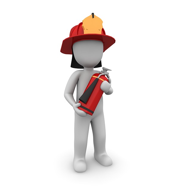 Ein digital gezeichnetes Männchen mit Feuerwehrhelm und Feuerlöscher Quelle: Pixabay
