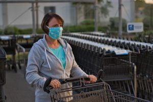 Maskenpflicht: Eine Frau mit Alltagsmaske schiebt einen Einkaufswagen Quelle: Pixabay