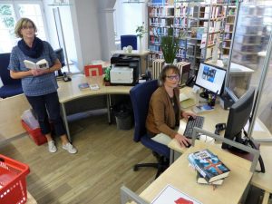 Auskunft zur neuen Ausleihe gibt auch das Team in der Dillenburger Stadtbücherei: Cornelia Schröder (l.) und Ulrike Sauer. (Foto: Kilian Scharf)