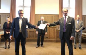 Oranienstadt Dillenburg kann den Schutzschirm zuklappen. Bürgermeister Michael Lotz erhält die Urkunde zur Entlassung aus dem Schutzschirm