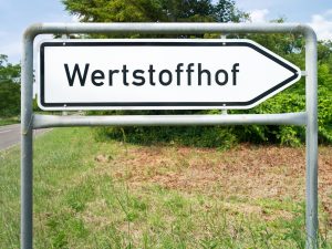 Schild "Wertstoffhof". Mit Klick aufs Bild gehts zum Artikel
