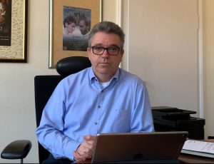 Bürgermeister Michael Lotz am Schreibtisch
