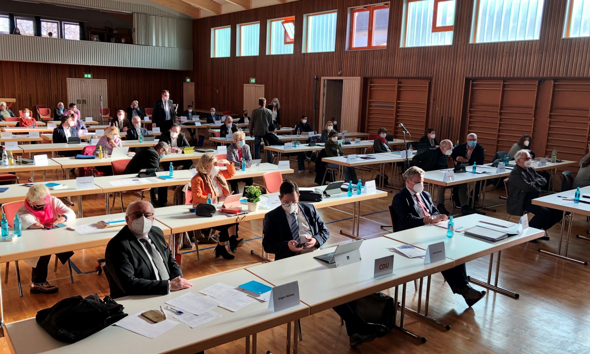 Foto (Oranienstadt Dillenburg): Die Stadtverordnetenversammlung bei der konstituierenden Sitzung am 22. April in der Gemeinschaftshalle Niederscheld