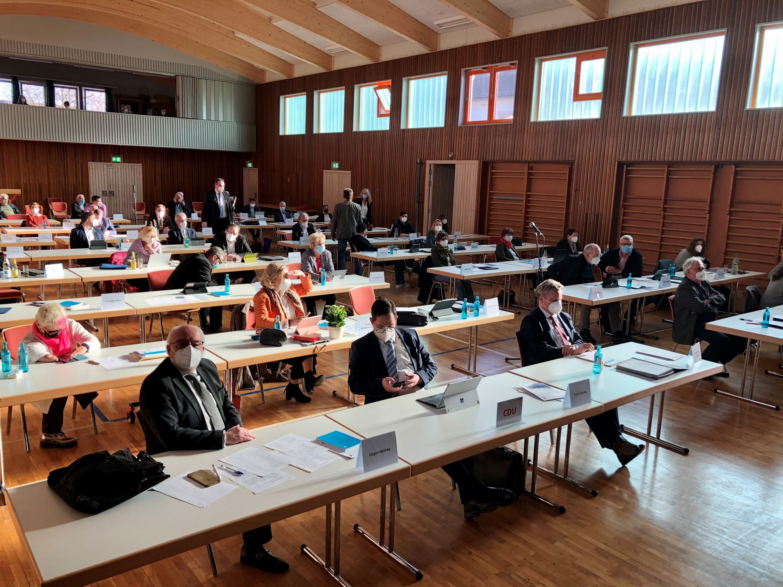 Foto (Oranienstadt Dillenburg): Die Stadtverordnetenversammlung bei der konstituierenden Sitzung am 22. April in der Gemeinschaftshalle Niederscheld