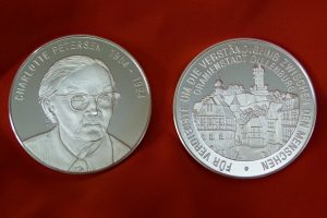 Charlotte-Petersen-Medaille. Mit einem Klick gehts zur Veranstaltung "Verleihung der Charlotte-Petersen-Medaille an Christoph Heubner".