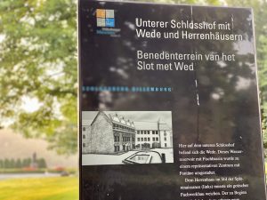 Die Stelen im Schlosspark informieren Besucher über Geschichte. Foto: Oranienstadt Dillenburg