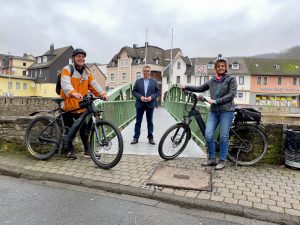 Die beiden neuen Radverkehrsbeauftragten der Oranienstadt Dillenburg freuen sich auf ihre künftigen Aufgaben: Ernst-Walter Schramm (links) mit Regina Eckhardt (rechts) und Bürgermeister Michael Lotz (Foto: Oranienstadt Dillenburg)