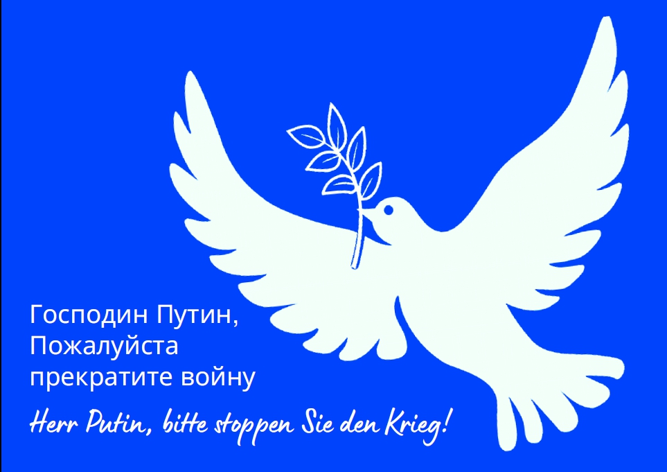 Auf der Vorderseite der Postkarten ist eine weiße Friedenstaube auf blauem Hintergrund zu sehen. In russischer und deutscher Sprache steht geschrieben „Herr Putin, bitte stoppen Sie den Krieg!“ Auf der Rückseite ist Platz für eine kleine Nachricht. Die Pfarrei ruft die Menschen dazu auf, die Postkarten an Putin zu versenden.