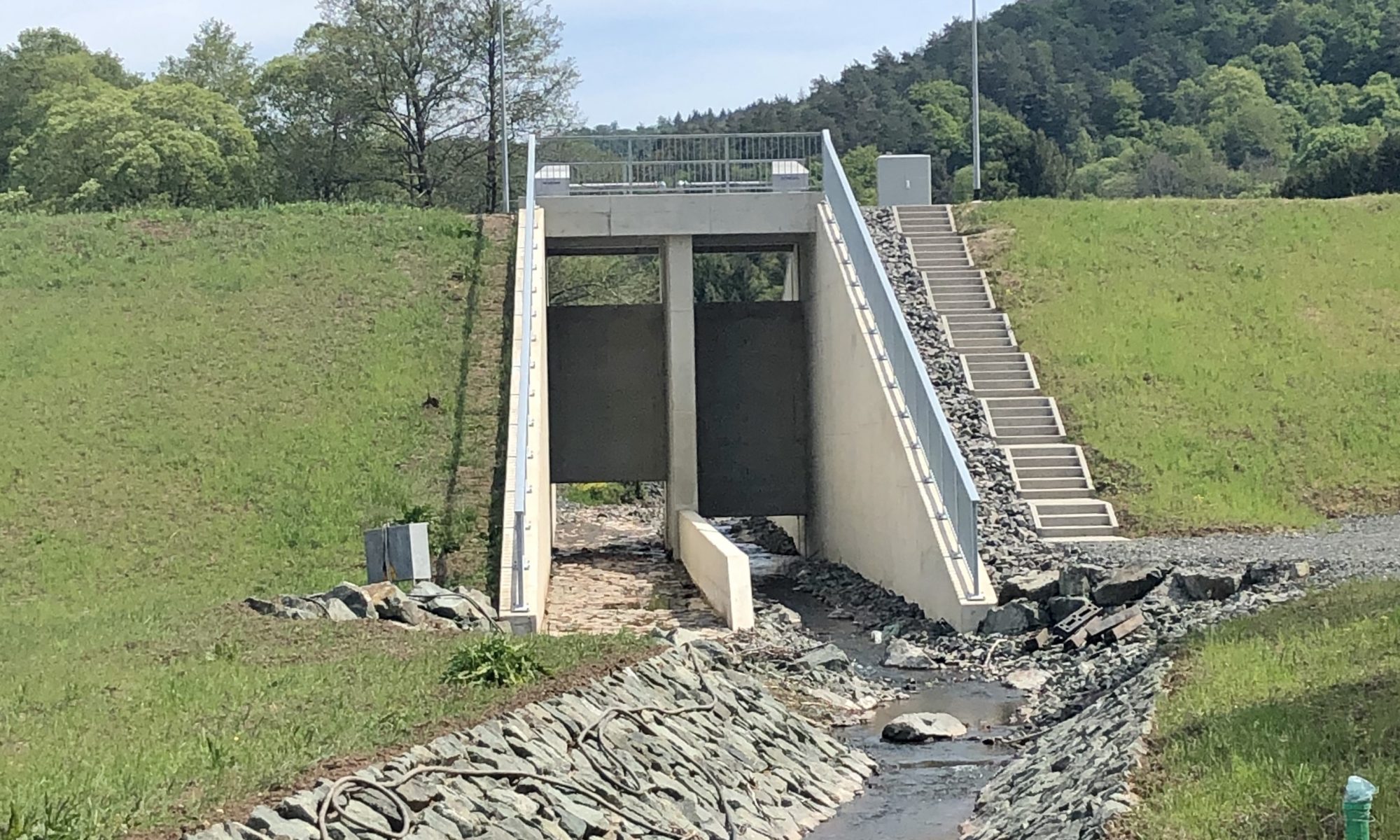 Hochwasserrückhaltebecken in Oberscheld "Irrschelde" mit Damm und Ablauf