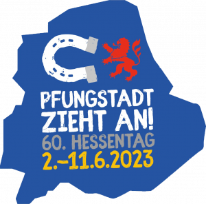 Logo des Hessentags 2023 in Pfungstadt. Auf blauem Hintergrund sind ein weiß-graues Hufeisen und daneben der rote Hessenlöwe abgebildet. Darunter steht in weißer Schrift "Pfungstadt zieht an" Darunter wiederum in grau "60. Hessentag" und zuletzt in gelb 2.-11.6.2023
