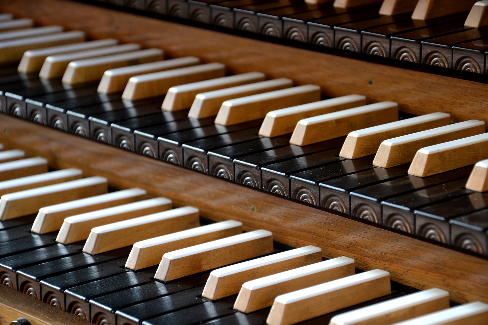 Die Klaviatur einer Orgel. Die Tasten der Ganztöne sind schwarz und die der Halbtöne weiß, genau gegenteilig, wie bei einem Klavier.