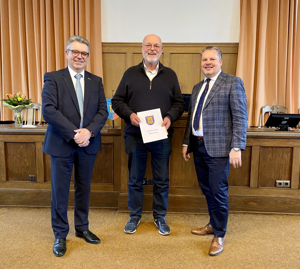 Der Umweltpreisträger Herbert Schulz steht mit der Urkunde in der Hand zwischen Bürgermeister Lotz (links) und Stadtverordnetenvorsteher Klaus-Achim Wendel (rechts) im Stadtverordnetensitzungssaal des Rathauses.