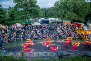 Die Feuershow des Fähnleins zu Dillenburg auf der Freilichtbühne am Schlossberg mit Besuchern