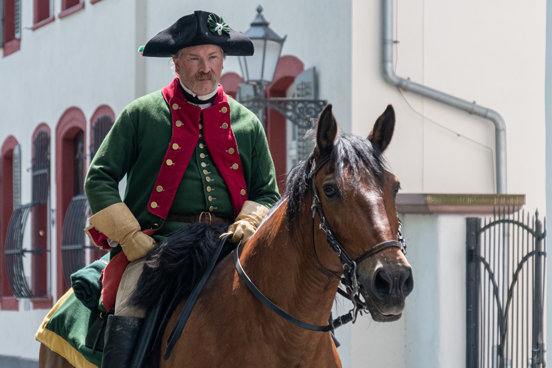 Ein Mann in einer Uniform des 18. Jahrhunderts zu Pferde in der Wilhelmstraße. Foto: Peter Patzwaldt