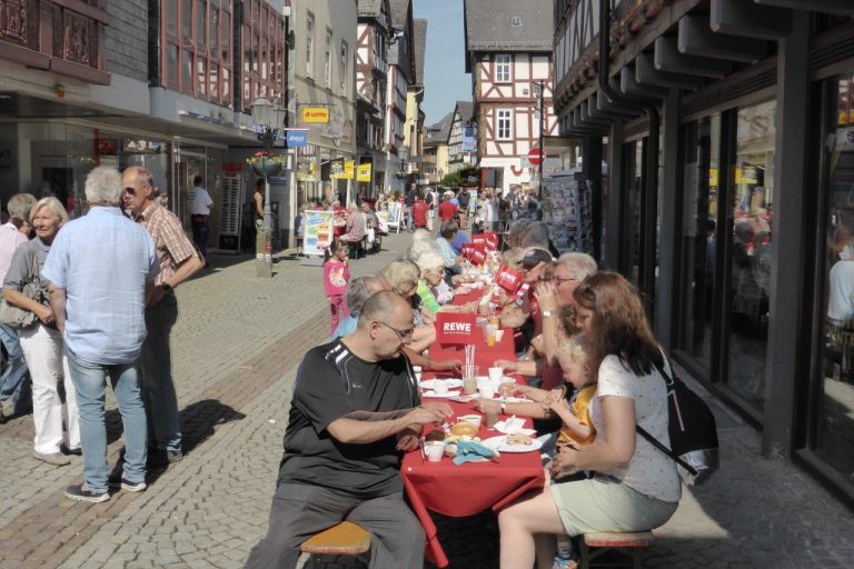 Eine lange Frühstückstafel in der Dillenburger Innenstadt an der Leute sitzen und Frühstücken. Foto: Oranienstadt Dillenburg. Das Bild dient auch als Navigationselement und führt zum vollständigen Artikel