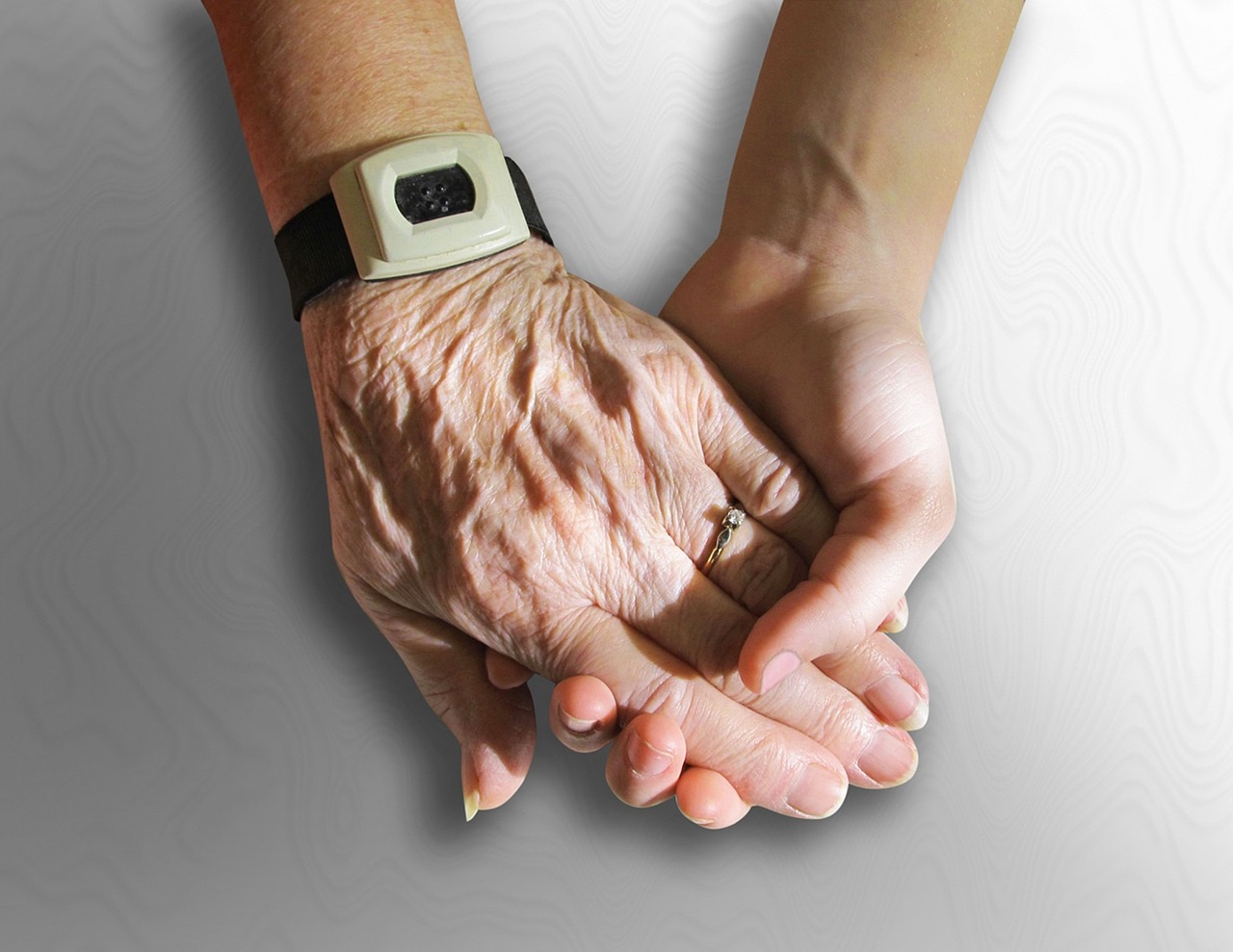 Hände von Jung und Alt, die sich festhalten. Quelle: Pixabay