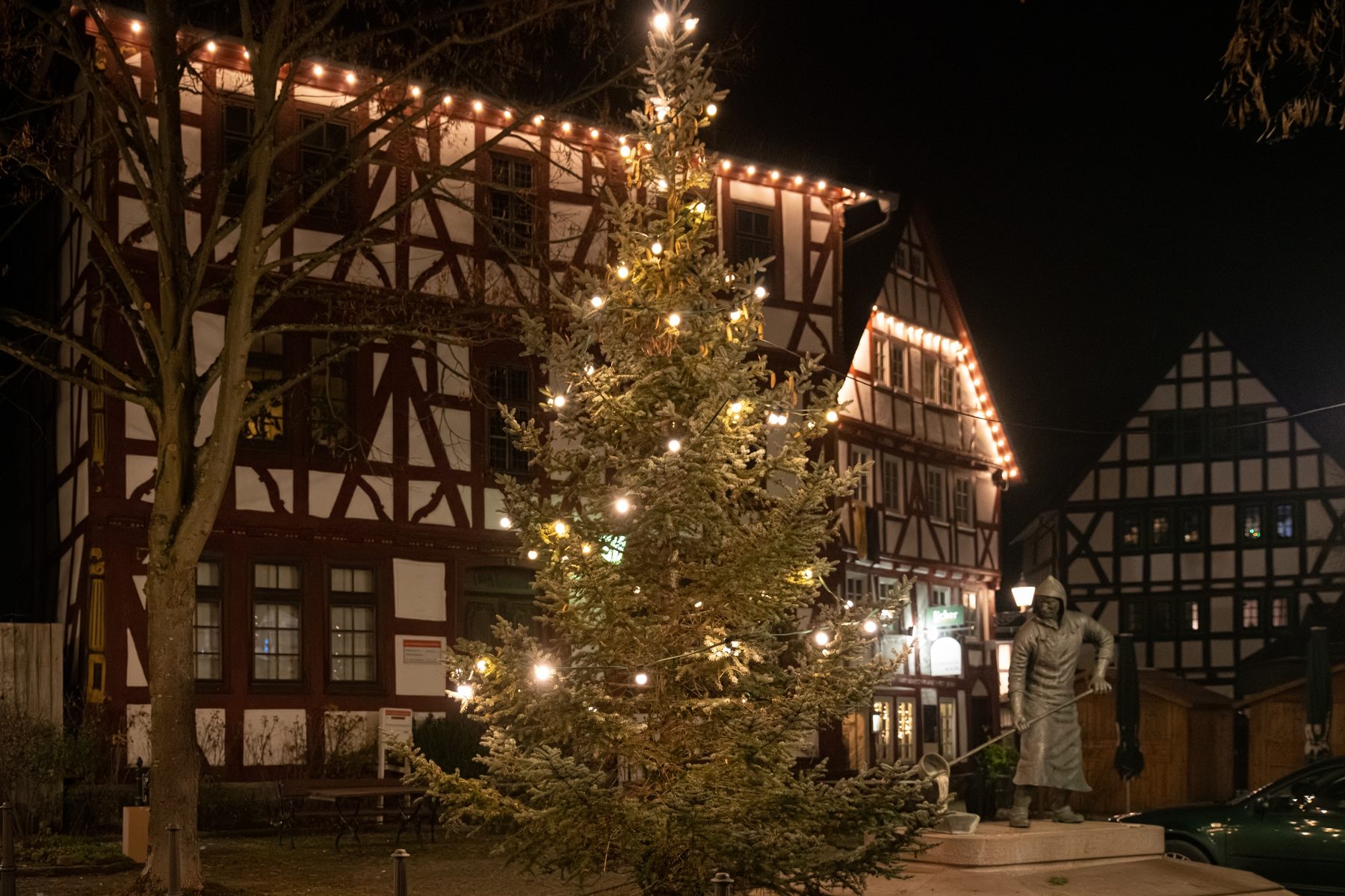 Weihnachtsbaum auf dem beleuchteten Hüttenplatz. Foto: Peter Patzwaldt
