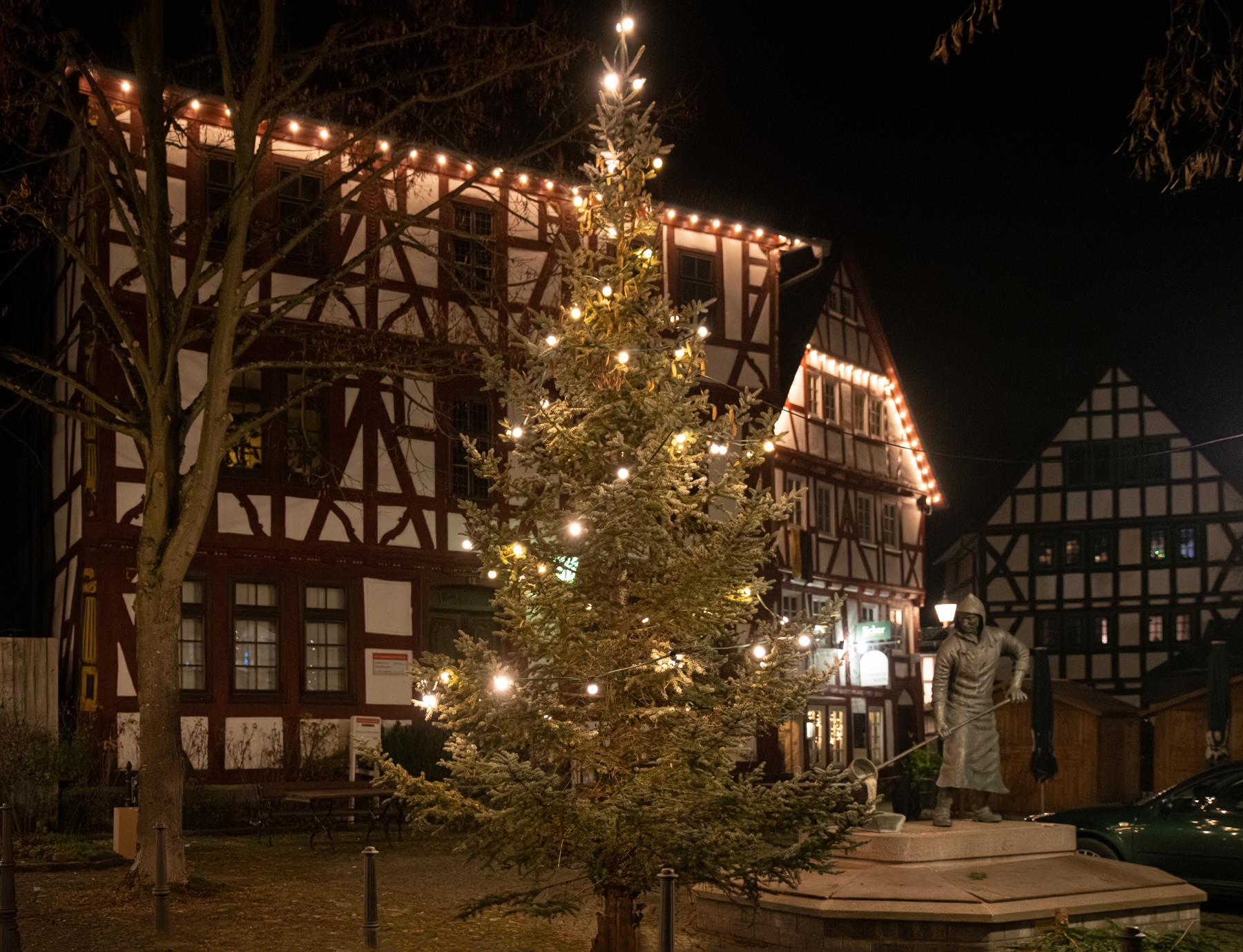 Weihnachtsbaum auf dem beleuchteten Hüttenplatz. Foto: Peter Patzwaldt