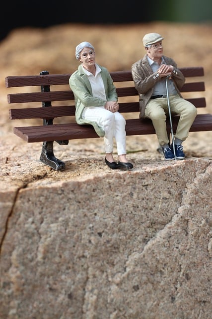 Zwei Figuren, die ältere Personen darstellen und auf einer Bank sitzen