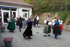 Die Egerländer in ihren traditionellen Trachten beim Kirwa-Tanz