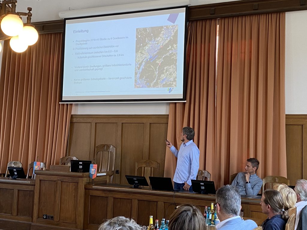 Oliver Spohr vom beauftragten Ingenieurbüro erläuterte anhand einer Präsentation die geplanten Maßnahmen. Foto: Oranienstadt Dillenburg