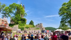 Ein Bild von der Veranstaltung Märchenfest zeigt die Freilichtbühne und die Besucher. Das Bild dient als Navigationselement und führt zur Veranstaltung "Dillenburger Märchenfest"