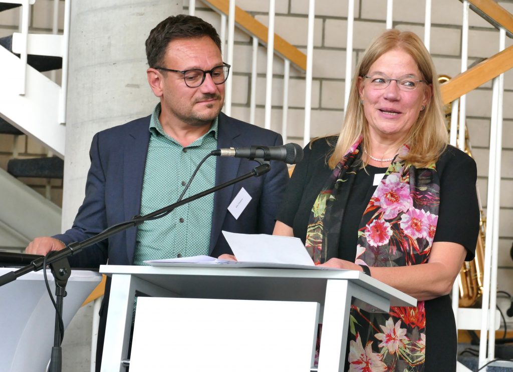 Nils Fladerer und Martina Stetter am Rednerpult