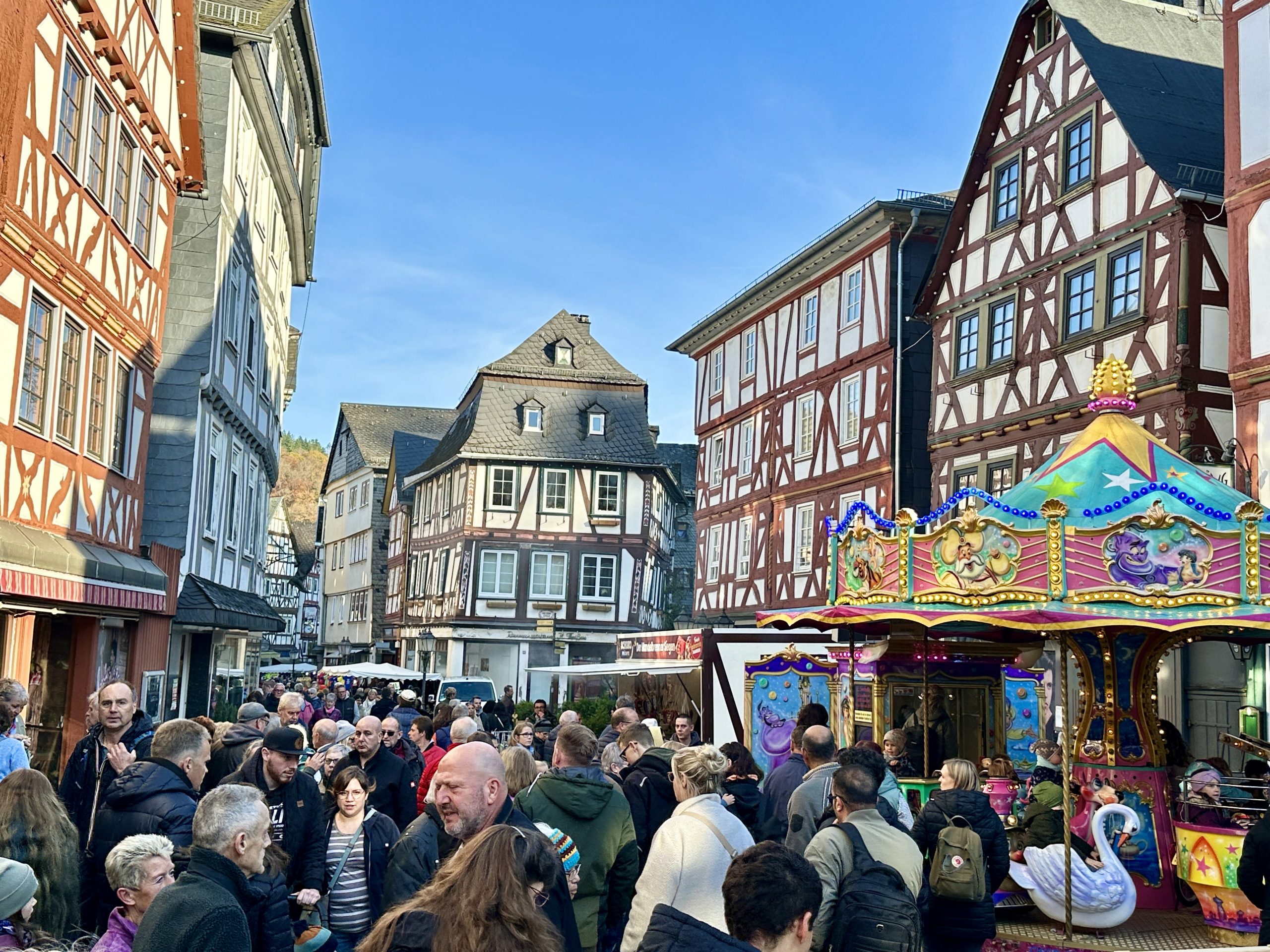Ein Blick in die mit Ständen und Karussells bestandene Hauptstraße und die Besucher des Hubertusmarkts. Mit Klick aufs Bild geht´s zum ganzen Artikel.